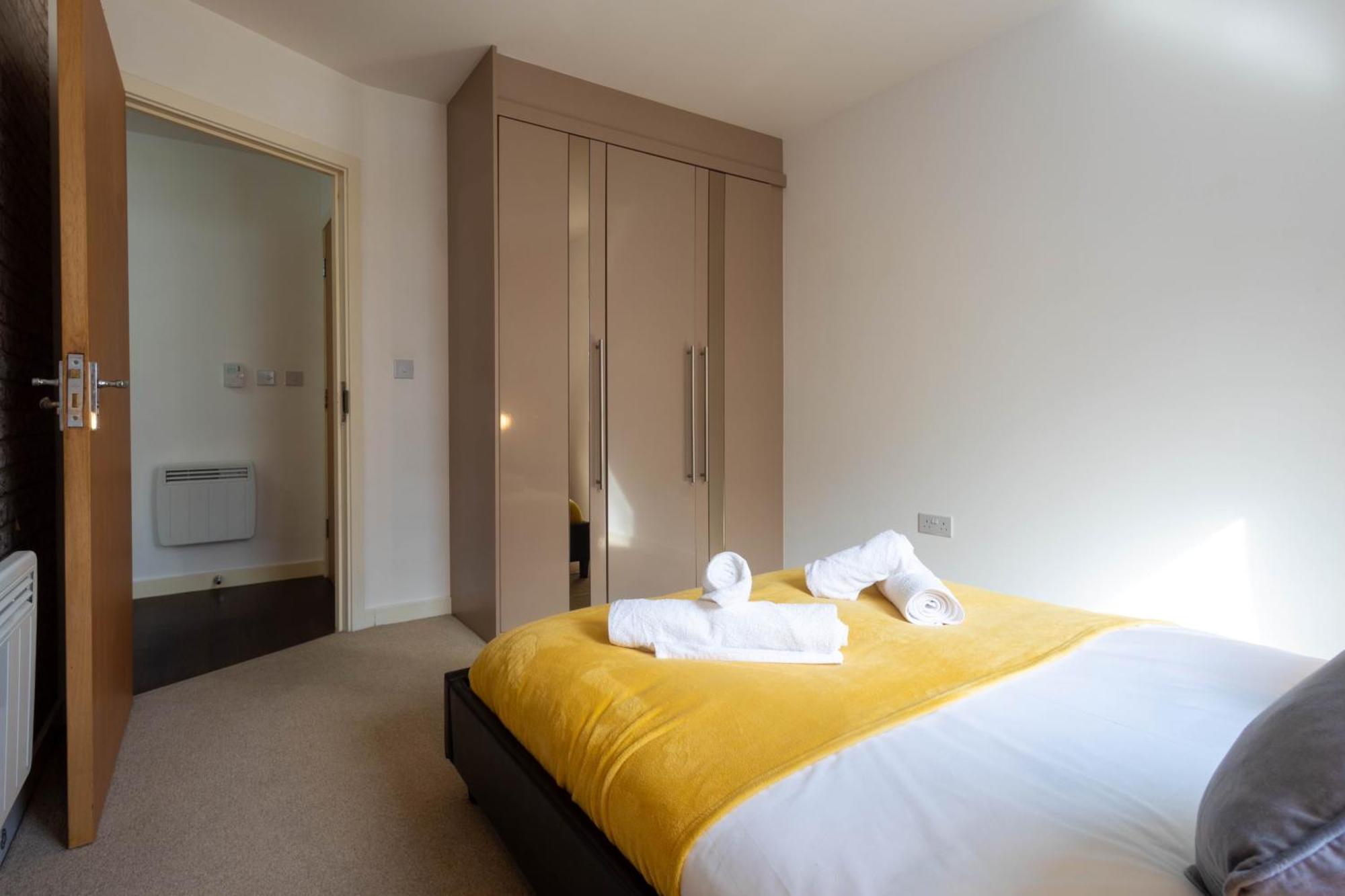 Stylish 2br Flat - Free Gym - Contractors *