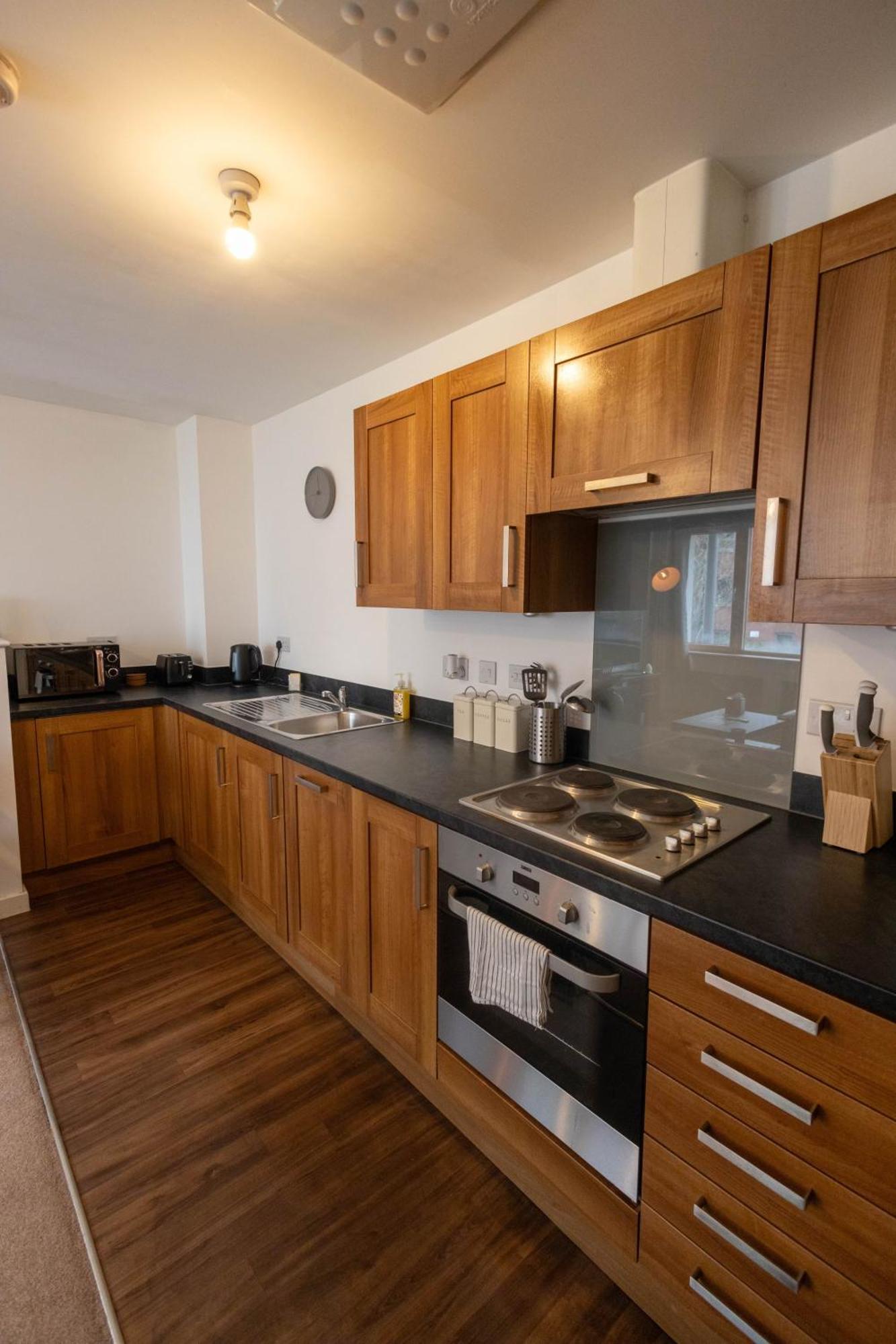 Stylish 2br Flat - Free Gym - Contractors *