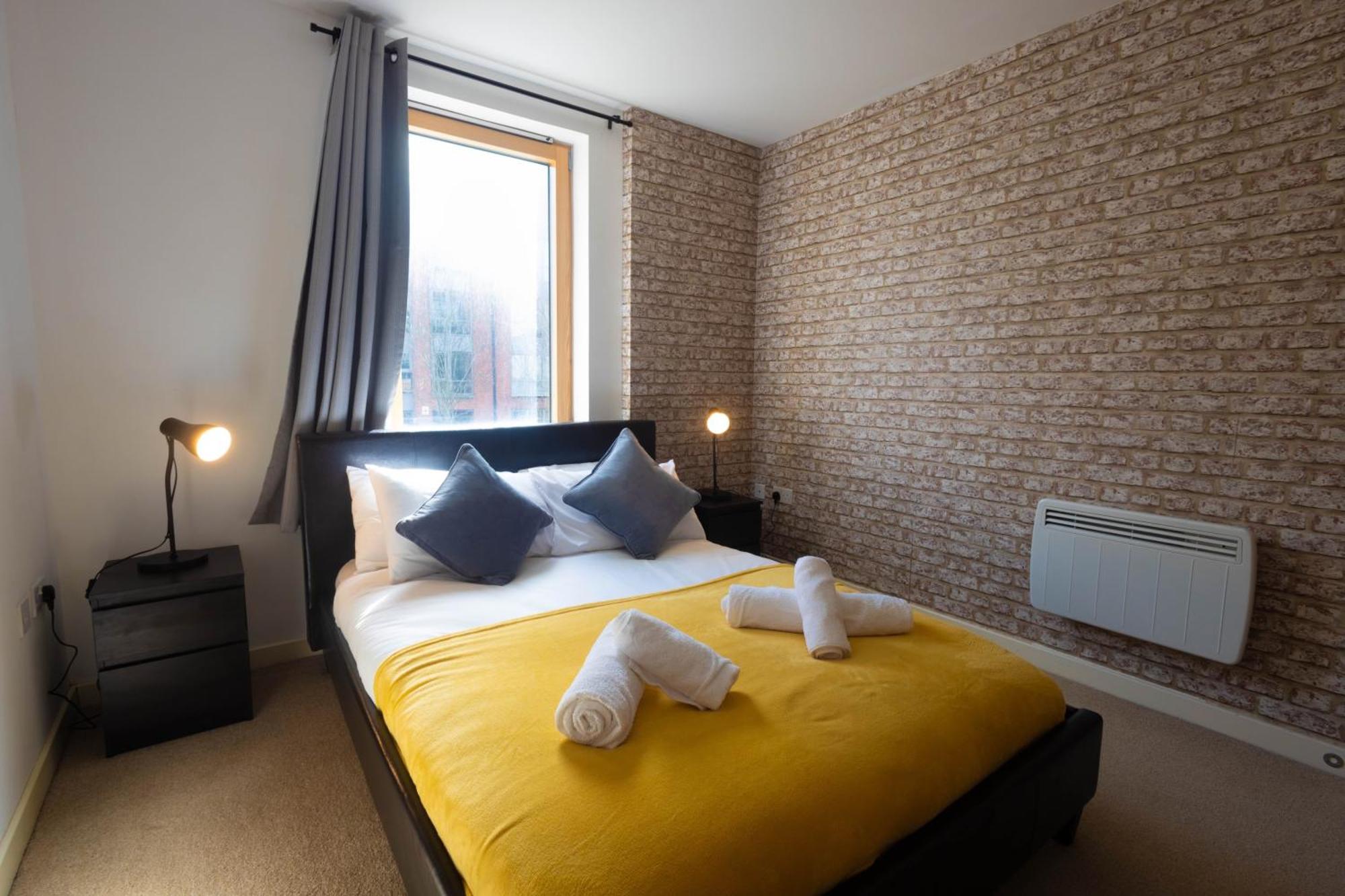 Stylish 2br Flat - Free Gym - Contractors *
