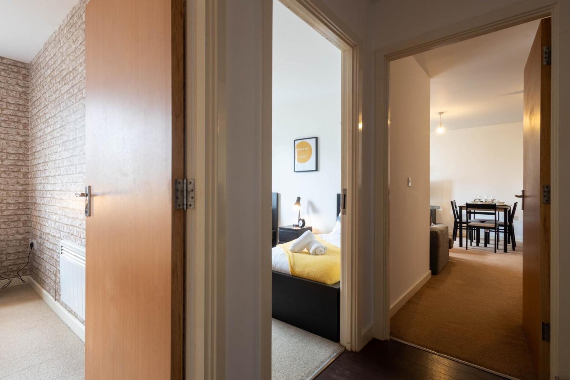 Stylish 2br Flat - Free Gym - Contractors *