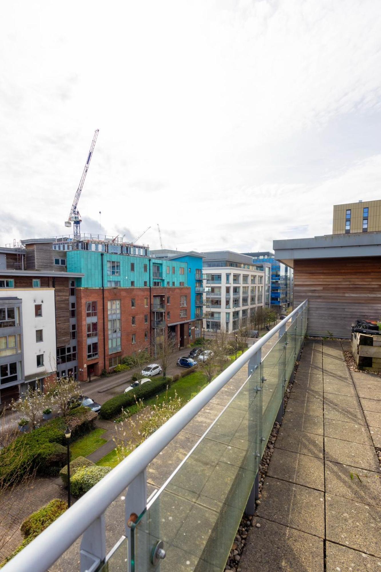 Stylish 2br Flat - Free Gym - Contractors *