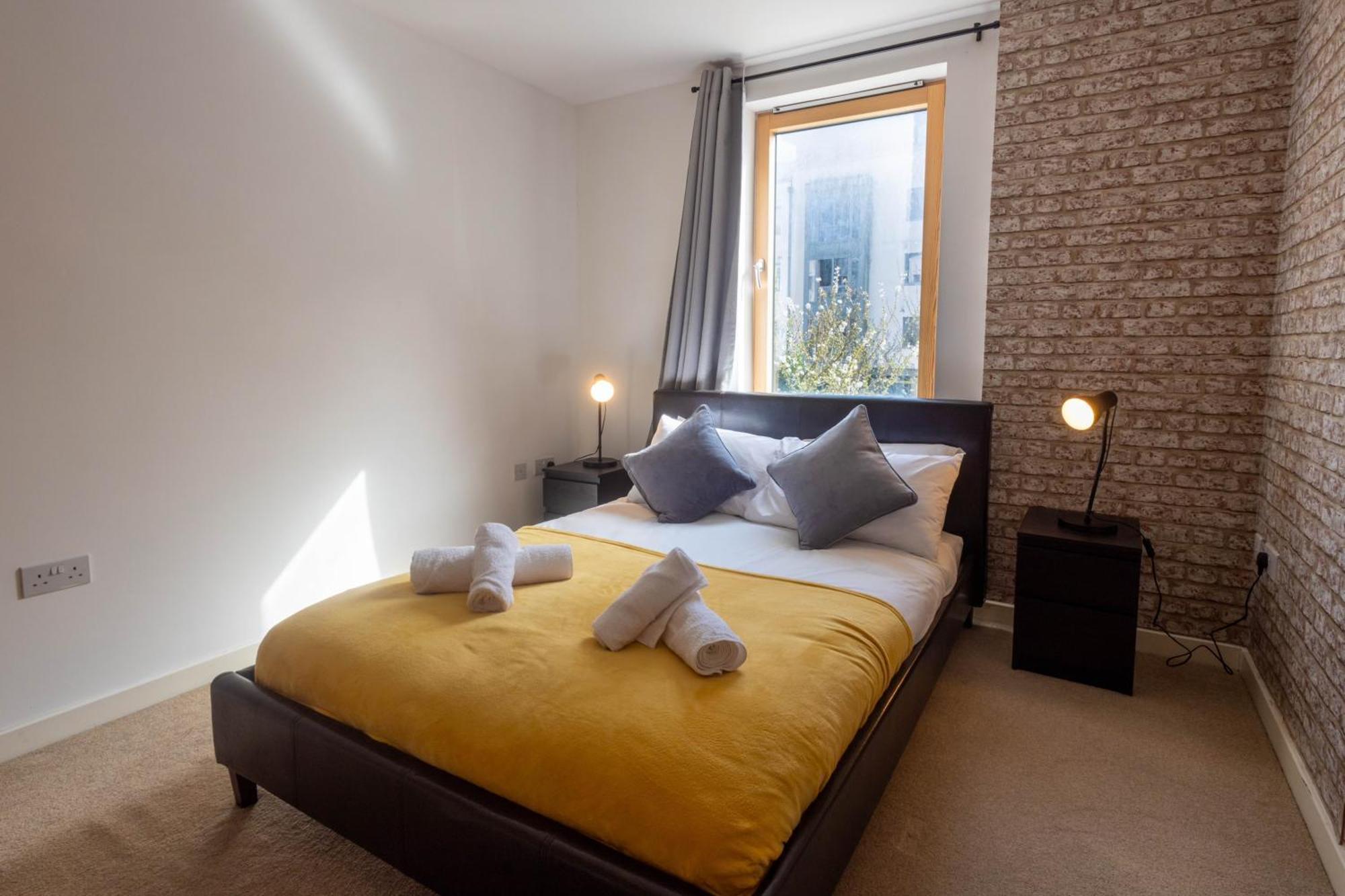 Stylish 2br Flat - Free Gym - Contractors