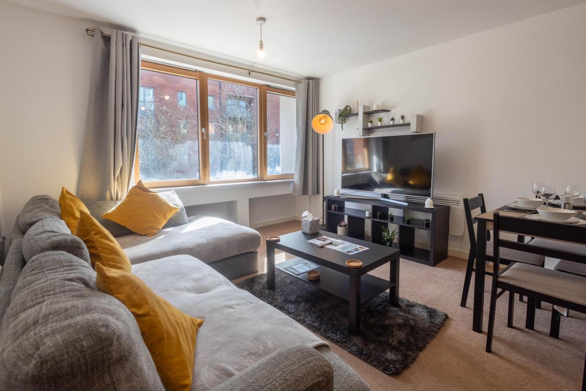 Stylish 2br Flat - Free Gym - Contractors